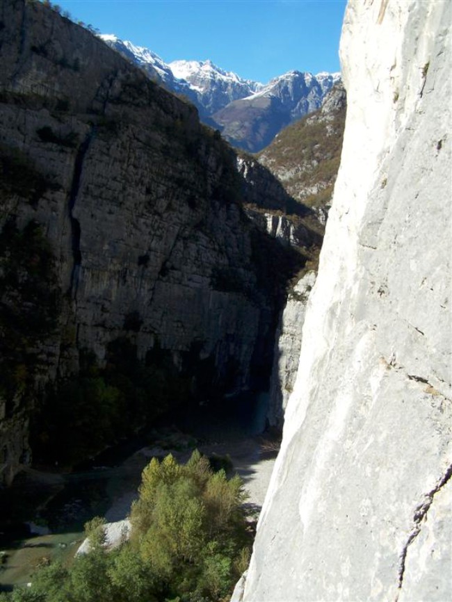 Lezení neznámé vícedélkové cesty v Sarche, Arco, Itálie