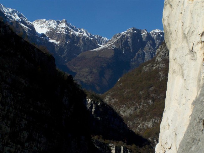 Lezení neznámé vícedélkové cesty v Sarche, Arco, Itálie