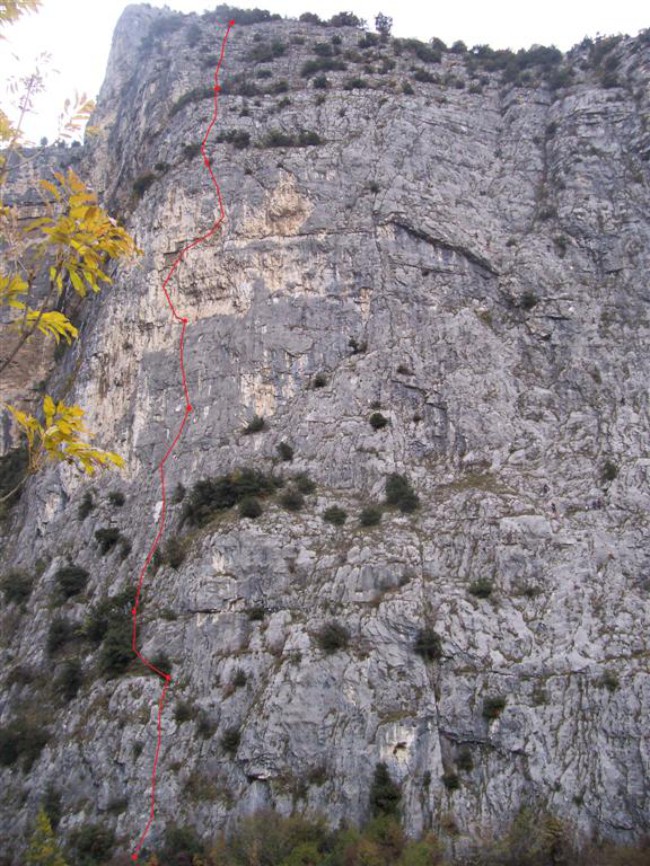 Lezení neznámé vícedélkové cesty v Sarche, Arco, Itálie