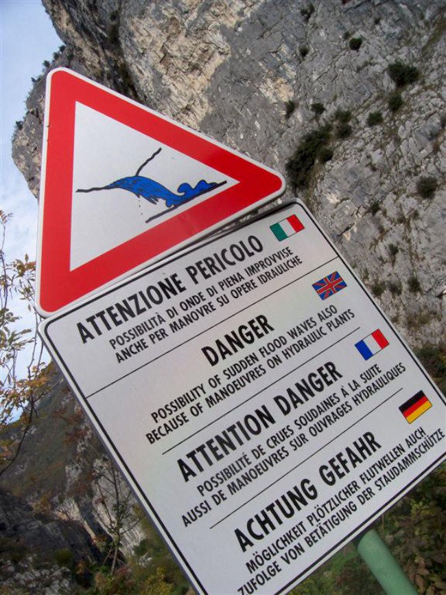 Lezení neznámé vícedélkové cesty v Sarche, Arco, Itálie