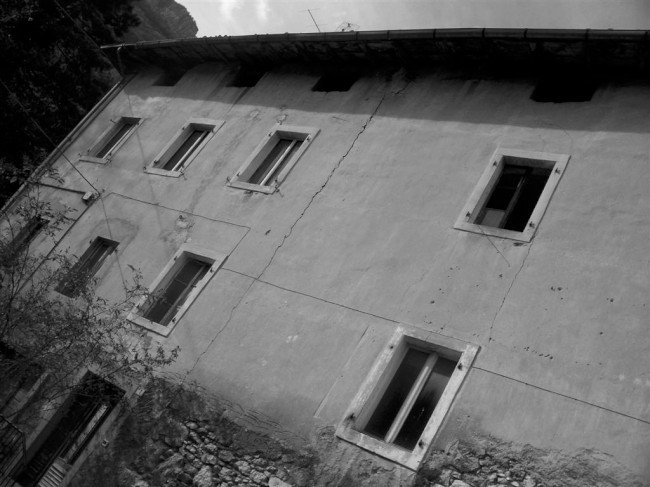 Lezení neznámé vícedélkové cesty v Sarche, Arco, Itálie