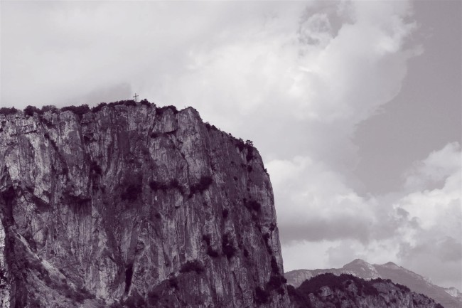 Město Arco, náměstí, kostel, kašna, Italie, Trentino, Jižní Tyrolsko