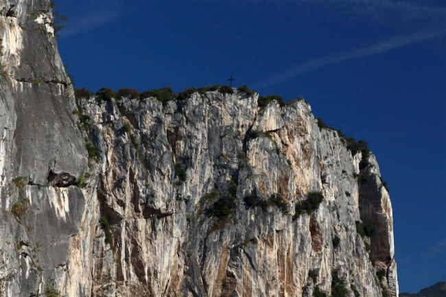 Město Arco, náměstí, kostel, kašna, Italie, Trentino, Jižní Tyrolsko
