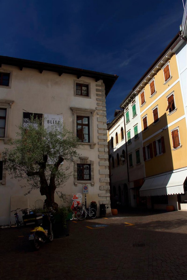 Město Arco, náměstí, kostel, kašna, Italie, Trentino, Jižní Tyrolsko
