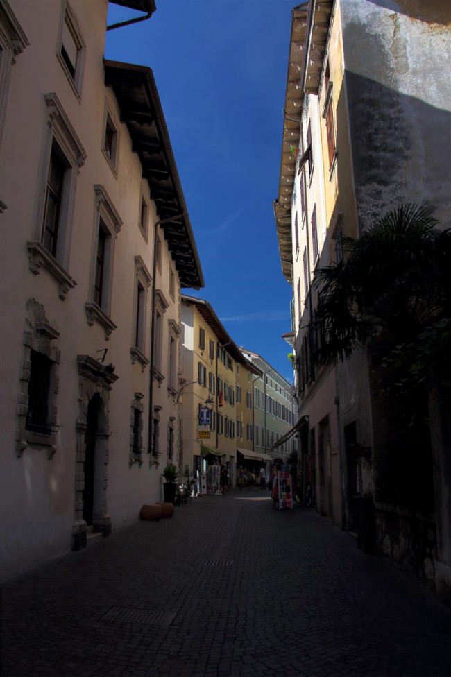 Město Arco, náměstí, kostel, kašna, Italie, Trentino, Jižní Tyrolsko