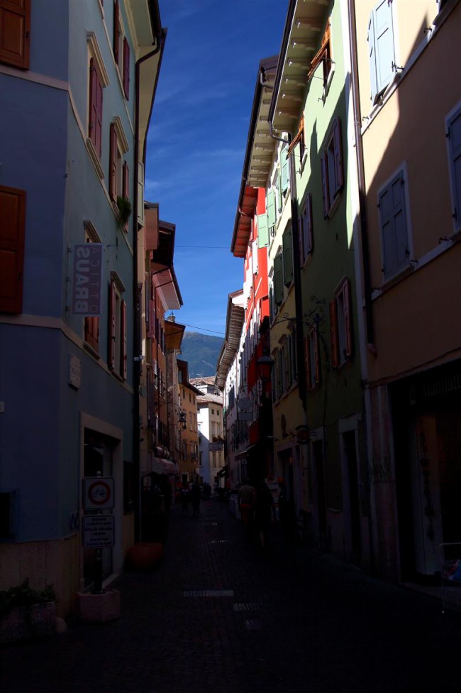 Město Arco, náměstí, kostel, kašna, Italie, Trentino, Jižní Tyrolsko