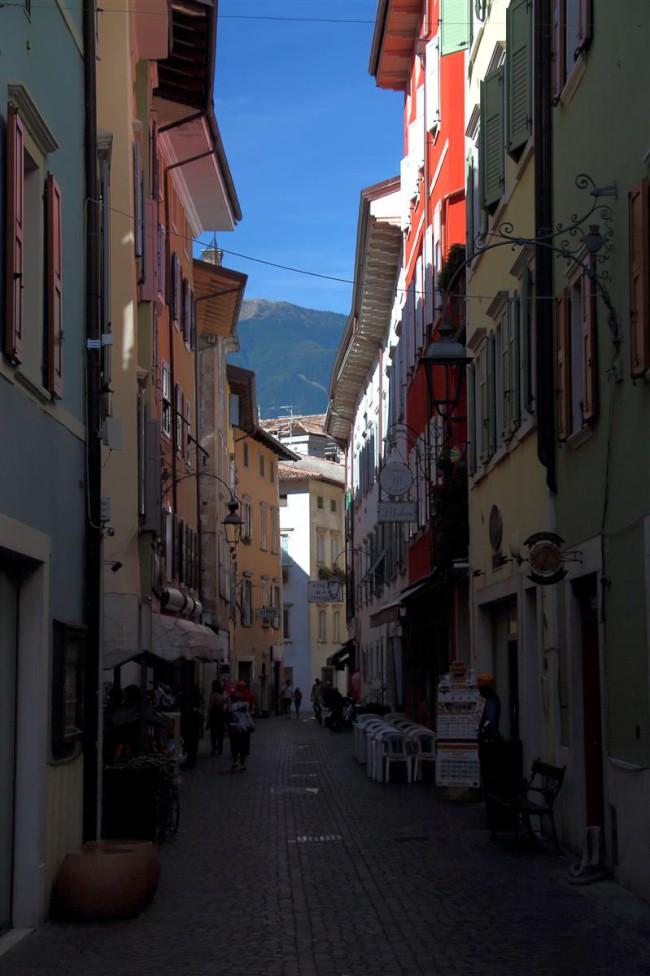 Město Arco, náměstí, kostel, kašna, Italie, Trentino, Jižní Tyrolsko