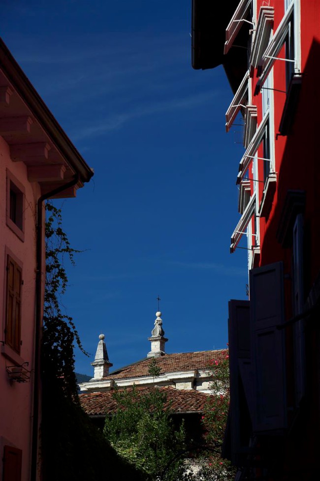 Město Arco, náměstí, kostel, kašna, Italie, Trentino, Jižní Tyrolsko