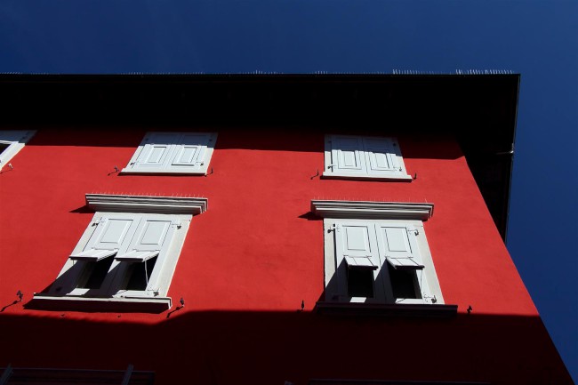 Město Arco, náměstí, kostel, kašna, Italie, Trentino, Jižní Tyrolsko