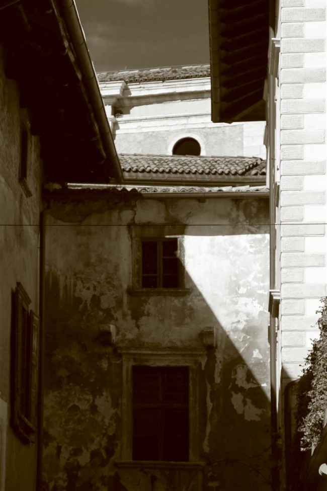 Město Arco, náměstí, kostel, kašna, Italie, Trentino, Jižní Tyrolsko