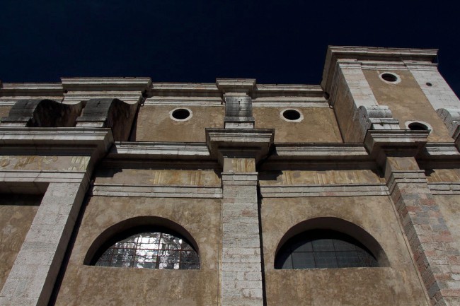 Město Arco, náměstí, kostel, kašna, Italie, Trentino, Jižní Tyrolsko