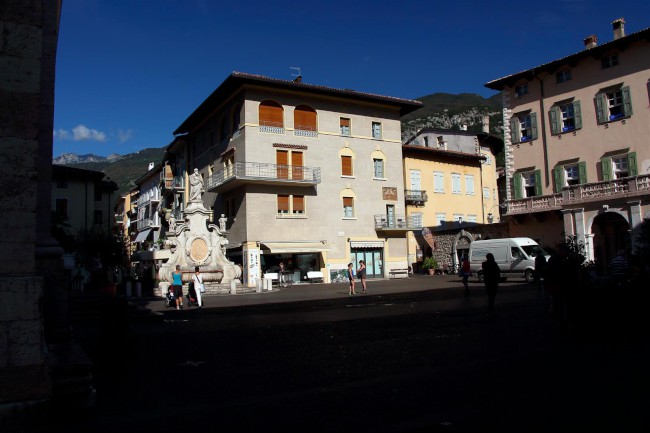 Město Arco, náměstí, kostel, kašna, Italie, Trentino, Jižní Tyrolsko