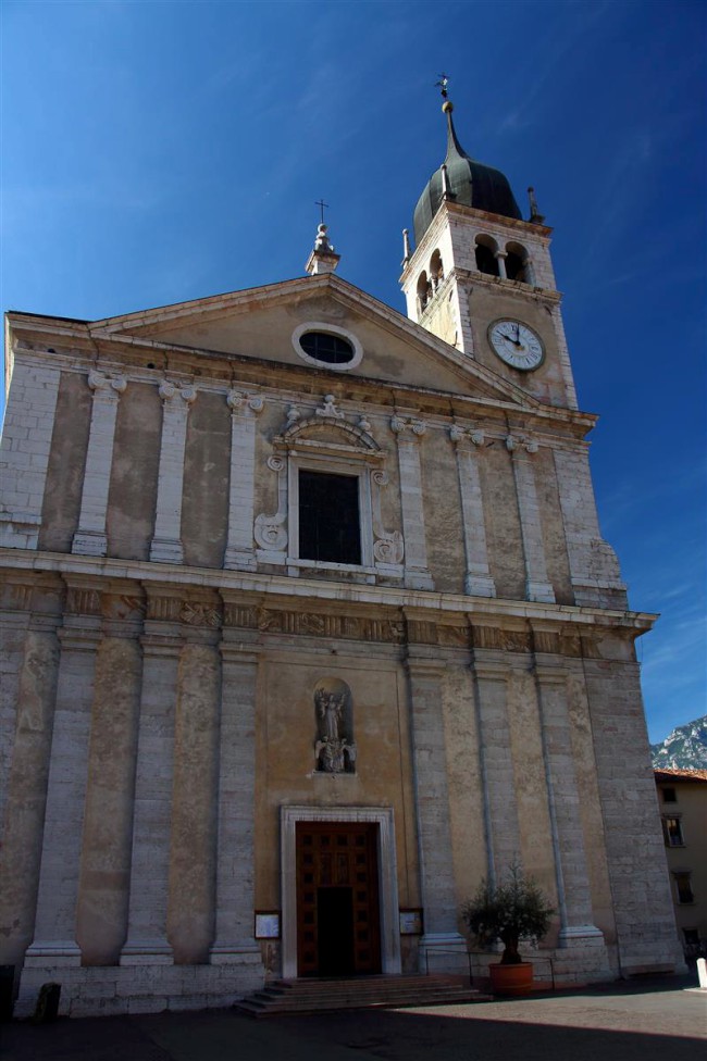 Město Arco, náměstí, kostel, kašna, Italie, Trentino, Jižní Tyrolsko