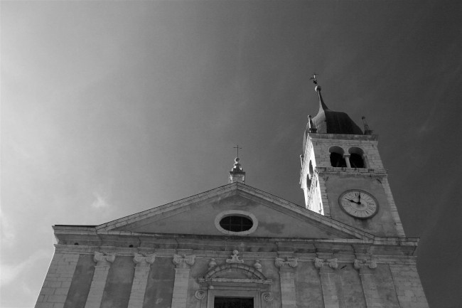 Město Arco, náměstí, kostel, kašna, Italie, Trentino, Jižní Tyrolsko