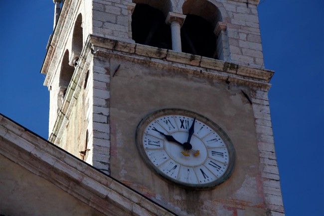 Město Arco, náměstí, kostel, kašna, Italie, Trentino, Jižní Tyrolsko
