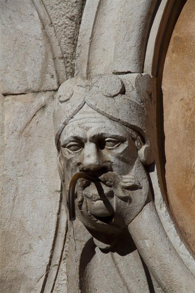 Město Arco, náměstí, kostel, kašna, Italie, Trentino, Jižní Tyrolsko