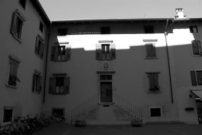 Město Arco, náměstí, kostel, kašna, Italie, Trentino, Jižní Tyrolsko