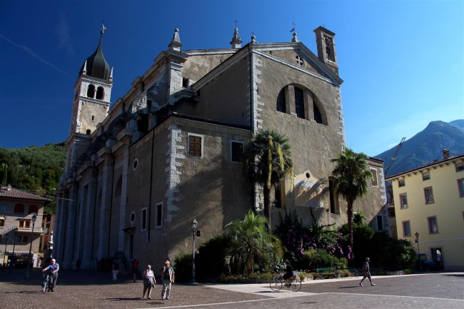 Město Arco, náměstí, kostel, kašna, Italie, Trentino, Jižní Tyrolsko