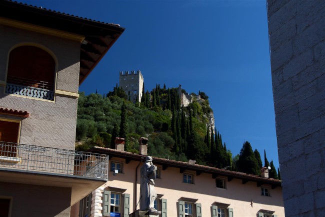 Město Arco, náměstí, kostel, kašna, Italie, Trentino, Jižní Tyrolsko