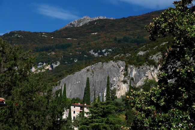 Město Arco, náměstí, kostel, kašna, Italie, Trentino, Jižní Tyrolsko