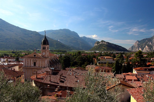 Město Arco, náměstí, kostel, kašna, Italie, Trentino, Jižní Tyrolsko