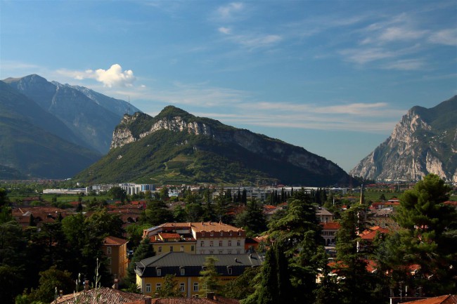 Město Arco, náměstí, kostel, kašna, Italie, Trentino, Jižní Tyrolsko