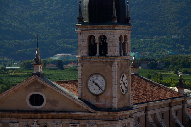 Město Arco, náměstí, kostel, kašna, Italie, Trentino, Jižní Tyrolsko