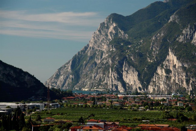 Město Arco, náměstí, kostel, kašna, Italie, Trentino, Jižní Tyrolsko