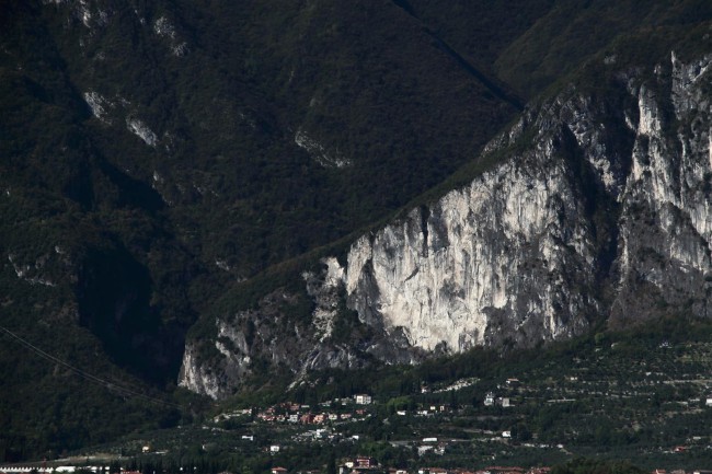 Město Arco, náměstí, kostel, kašna, Italie, Trentino, Jižní Tyrolsko