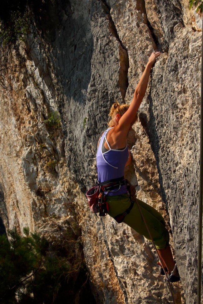 Lezení v lezecké oblasti Nago, Italie, Trentino, Jižní Tyrolsko
