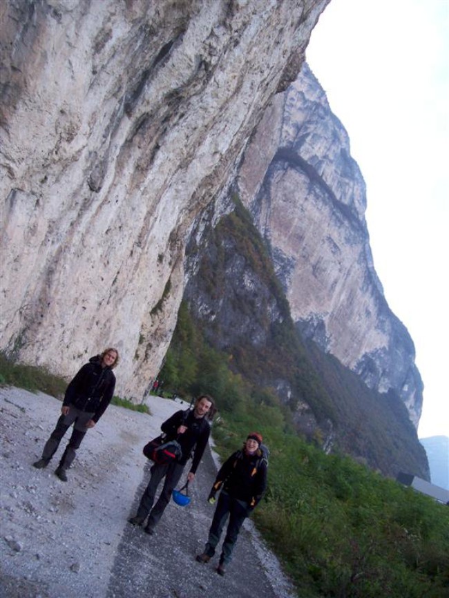 Lezení ve sportvoní lezecké oblasti La Vela, Trento, Arco, Itálie