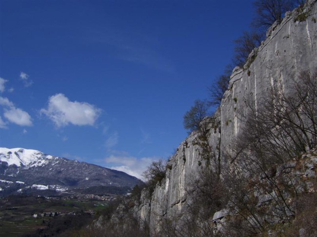 Lezení na skalách v oblasti Rovereto, Crosano, Itálie, Dolomity, Brenta