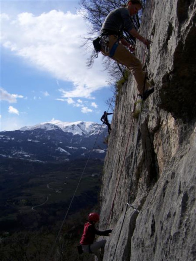 Lezení na skalách v oblasti Rovereto, Crosano, Itálie, Dolomity, Brenta