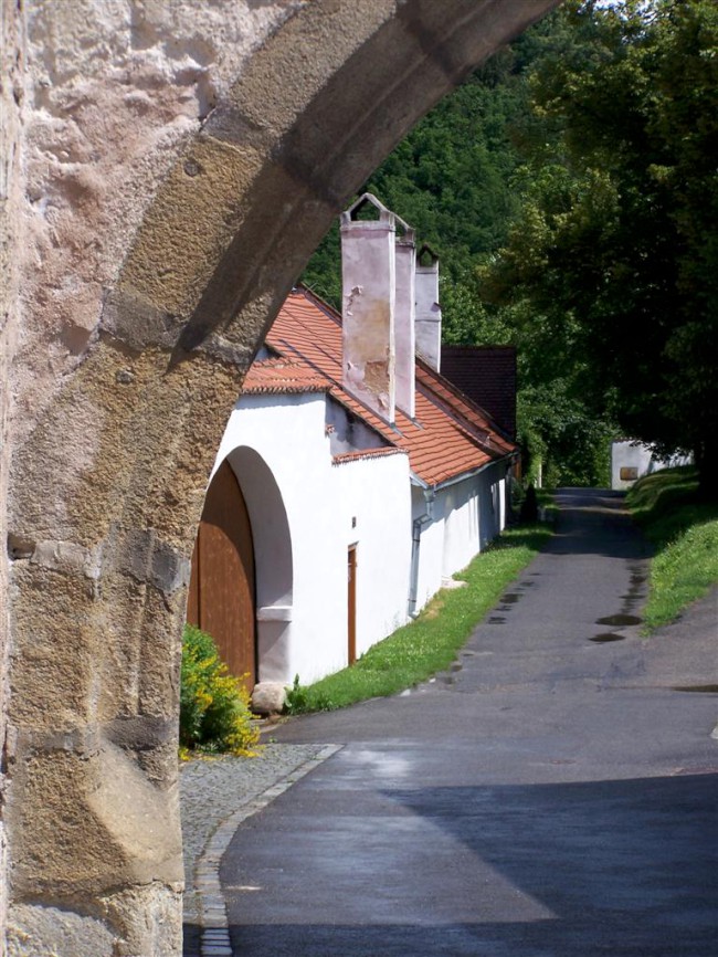 Středověký klášter a vesnice Zlatá Koruna (Svatá koruna) na řece Vltavě, Jižní Čechy