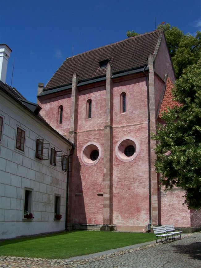 Středověký klášter a vesnice Zlatá Koruna (Svatá koruna) na řece Vltavě, Jižní Čechy