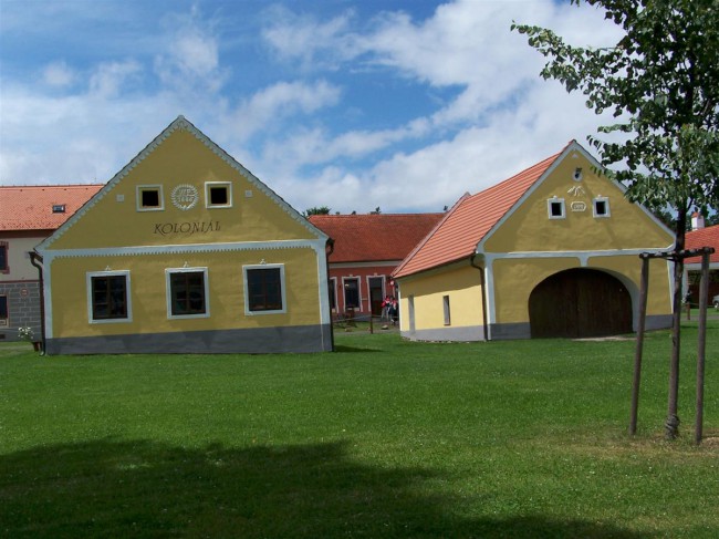 Vesnice Holašovice ve stylu selského baroka, Holašovický kruh, menhir, Jižní Čechy