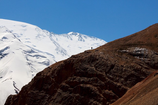 Sestup přes Sedlo poutníků do základního tábora Achik-Tash, Kyrgyzstán