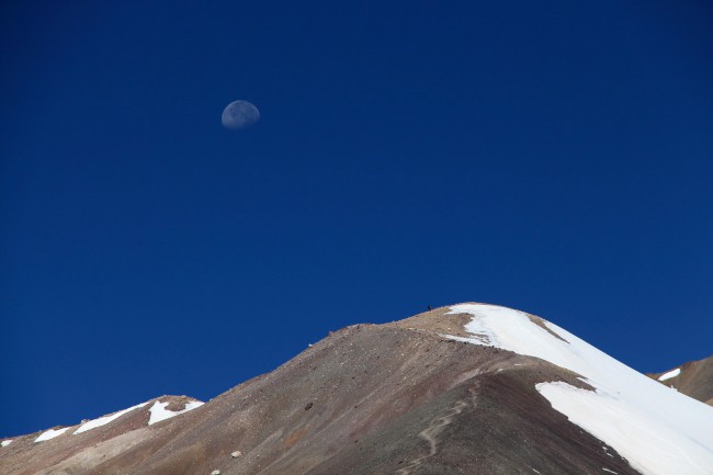 Sestup přes Sedlo poutníků do základního tábora Achik-Tash, Kyrgyzstán