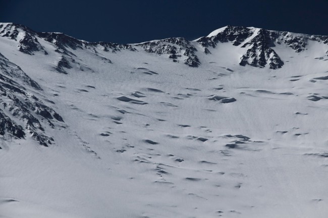 Sestup přes Sedlo poutníků do základního tábora Achik-Tash, Kyrgyzstán