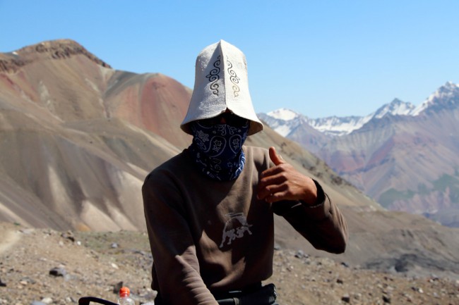 Sestup přes Sedlo poutníků do základního tábora Achik-Tash, Kyrgyzstán