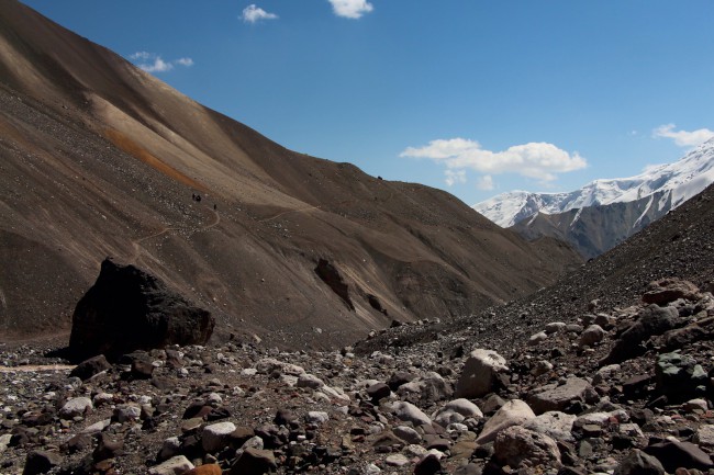 Sestup přes Sedlo poutníků do základního tábora Achik-Tash, Kyrgyzstán