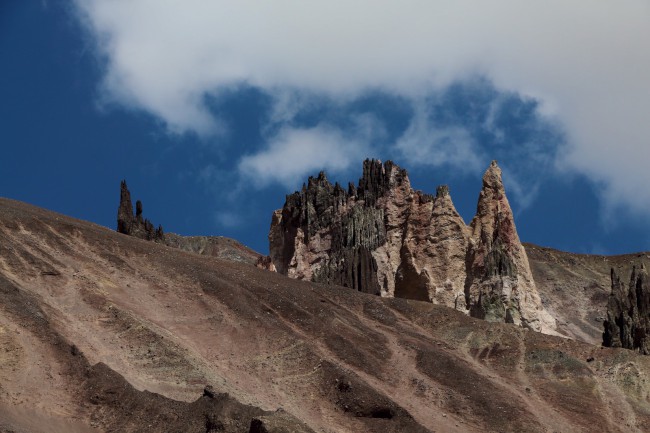 Sestup přes Sedlo poutníků do základního tábora Achik-Tash, Kyrgyzstán