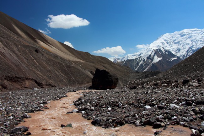 Sestup přes Sedlo poutníků do základního tábora Achik-Tash, Kyrgyzstán