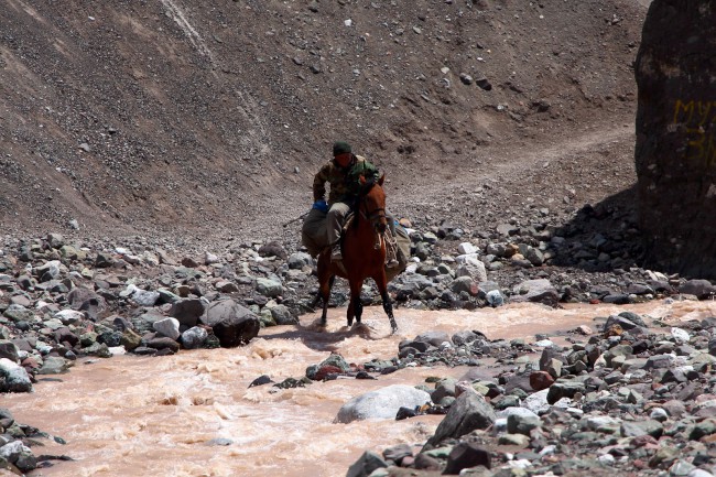 Sestup přes Sedlo poutníků do základního tábora Achik-Tash, Kyrgyzstán