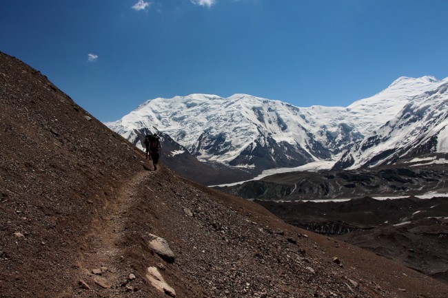 Sestup přes Sedlo poutníků do základního tábora Achik-Tash, Kyrgyzstán