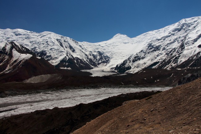 Sestup přes Sedlo poutníků do základního tábora Achik-Tash, Kyrgyzstán