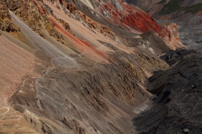 Sestup přes Sedlo poutníků do základního tábora Achik-Tash, Kyrgyzstán