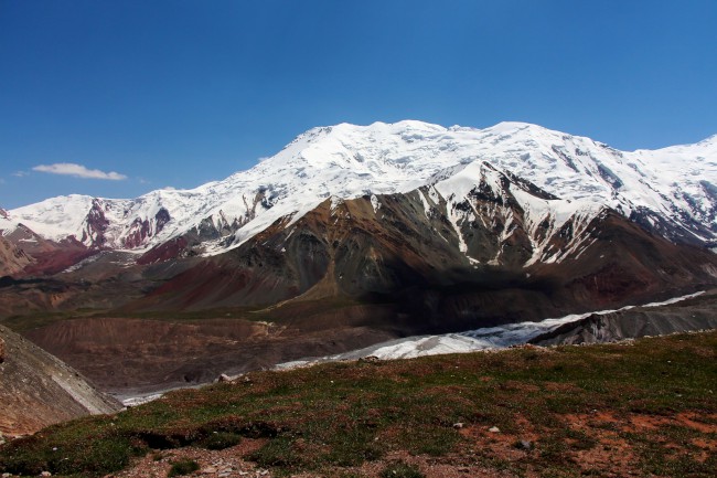 Sestup přes Sedlo poutníků do základního tábora Achik-Tash, Kyrgyzstán