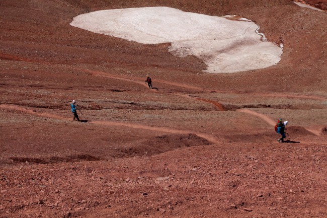 Sestup přes Sedlo poutníků do základního tábora Achik-Tash, Kyrgyzstán