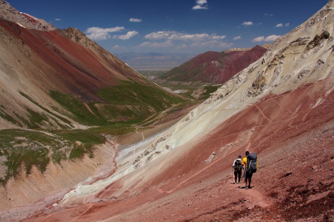 Sestup přes Sedlo poutníků do základního tábora Achik-Tash, Kyrgyzstán